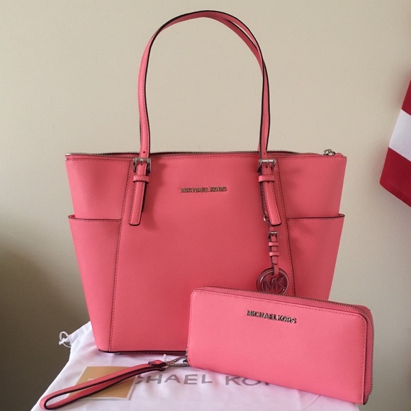 Michael Kors Handbags - Michael Kors Jet Set Tote With Large Wallet